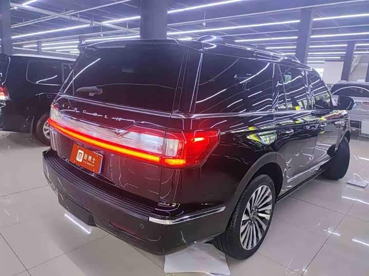 Фото 8 - Lincoln Navigator