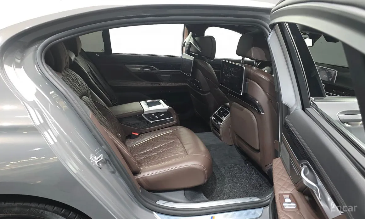 Фото 12 - BMW 7 Series