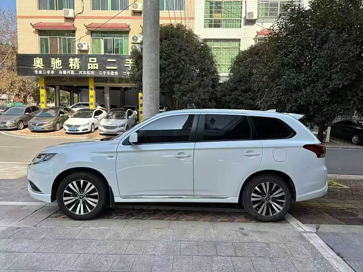 Фото 3 - Mitsubishi Outlander