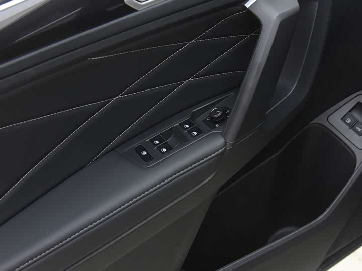 Фото 8 - Volkswagen Tiguan L Hybrid