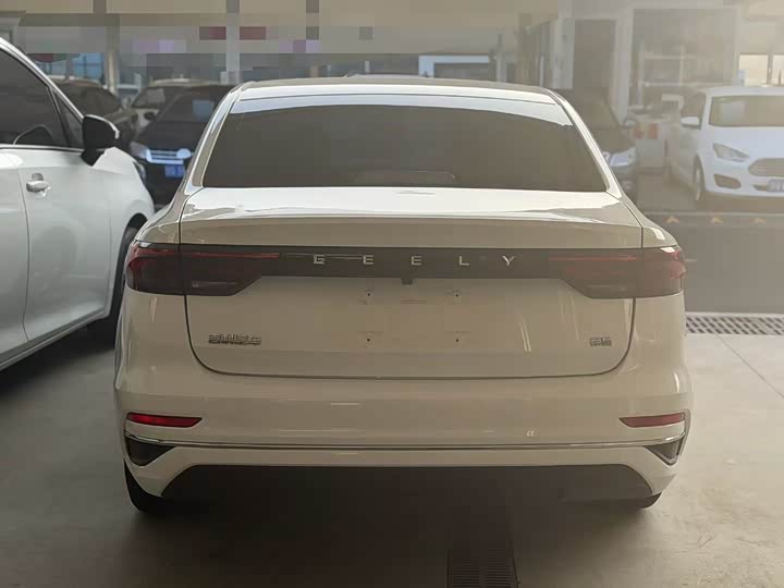 Фото 4 - Geely Emgrand