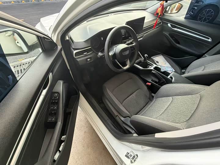 Фото 8 - Geely Emgrand