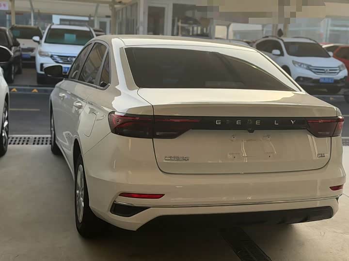 Фото 9 - Geely Emgrand