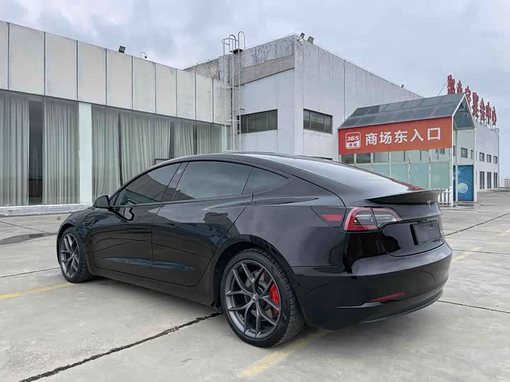 Фото 9 - Tesla Model 3