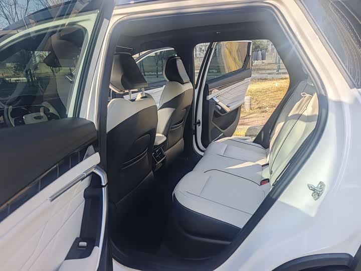 Фото 5 - Geely Atlas L