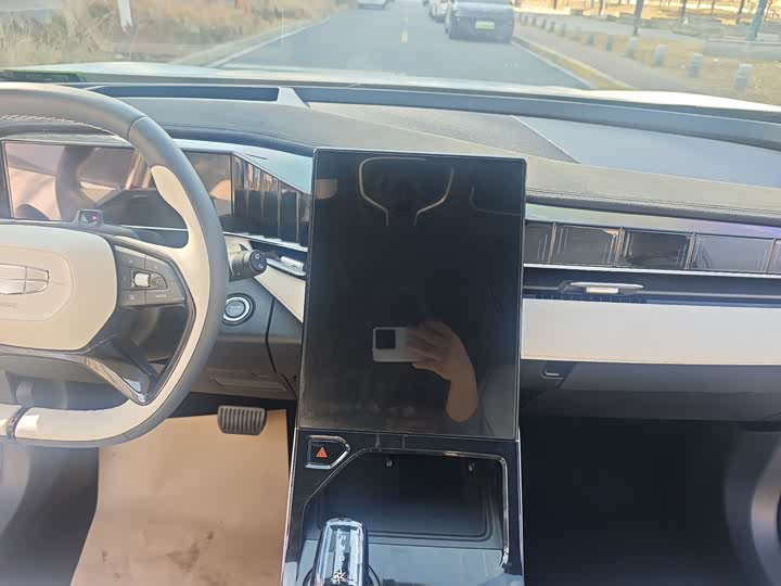 Фото 8 - Geely Atlas L