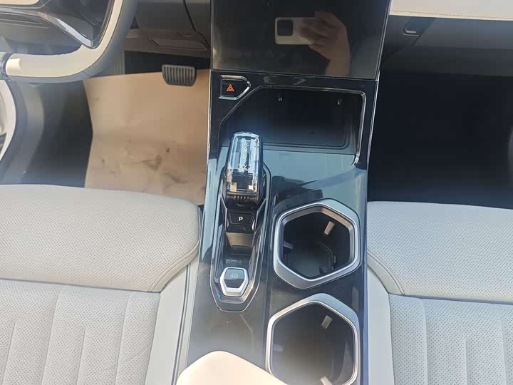 Фото 9 - Geely Atlas L