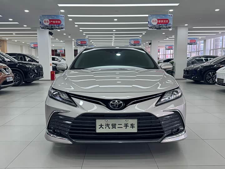 Фото 2 - Toyota Camry
