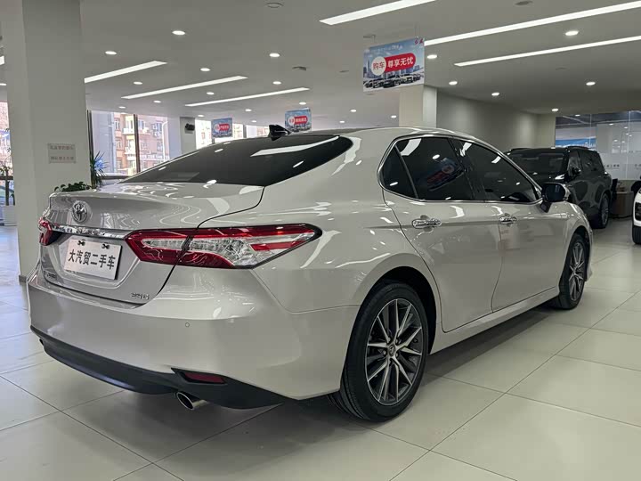 Фото 4 - Toyota Camry