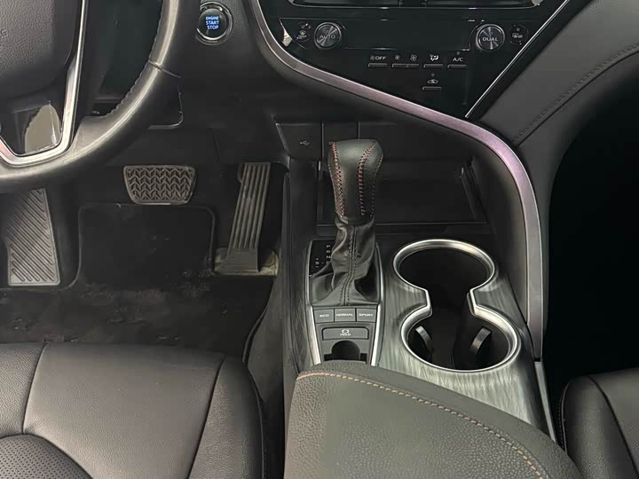 Фото 6 - Toyota Camry