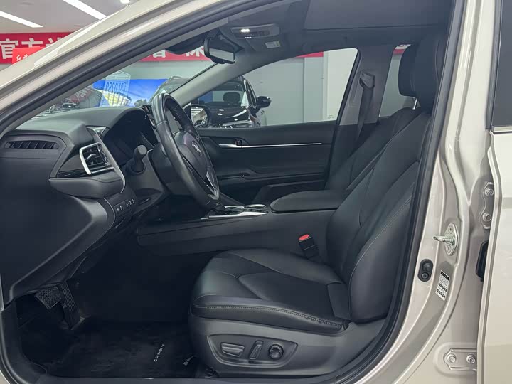 Фото 8 - Toyota Camry