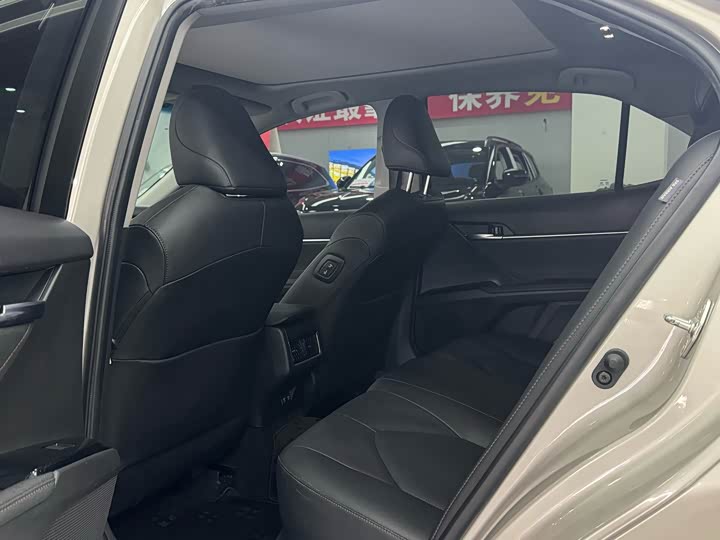 Фото 9 - Toyota Camry