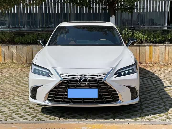 Фото 2 - Lexus ES