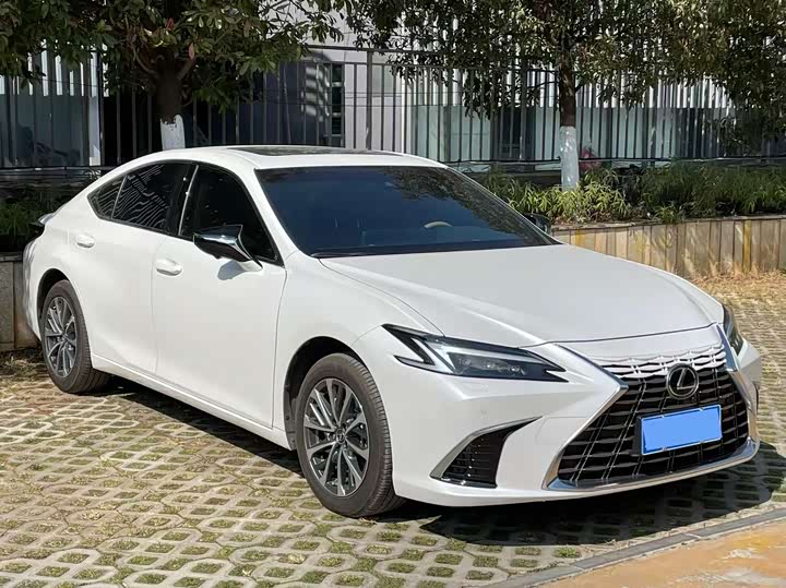 Фото 3 - Lexus ES