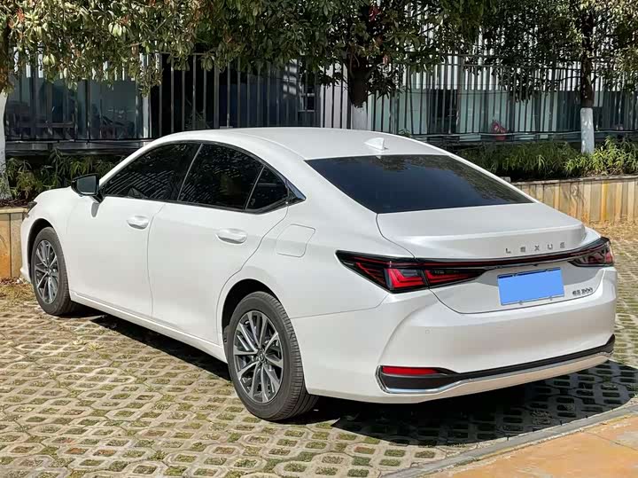 Фото 4 - Lexus ES