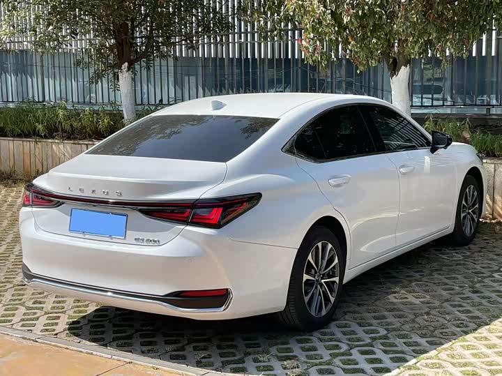 Фото 6 - Lexus ES