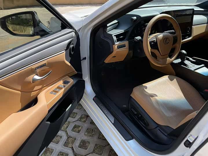 Фото 8 - Lexus ES