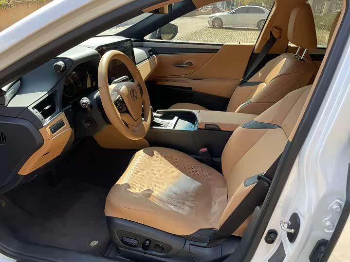 Фото 9 - Lexus ES