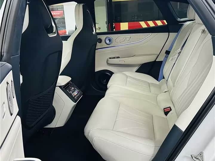 Фото 8 - Zeekr 001