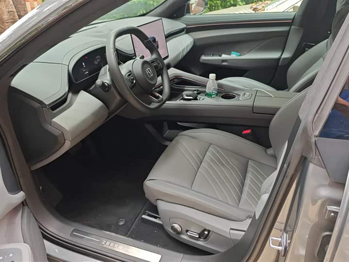 Фото 9 - Zeekr 001