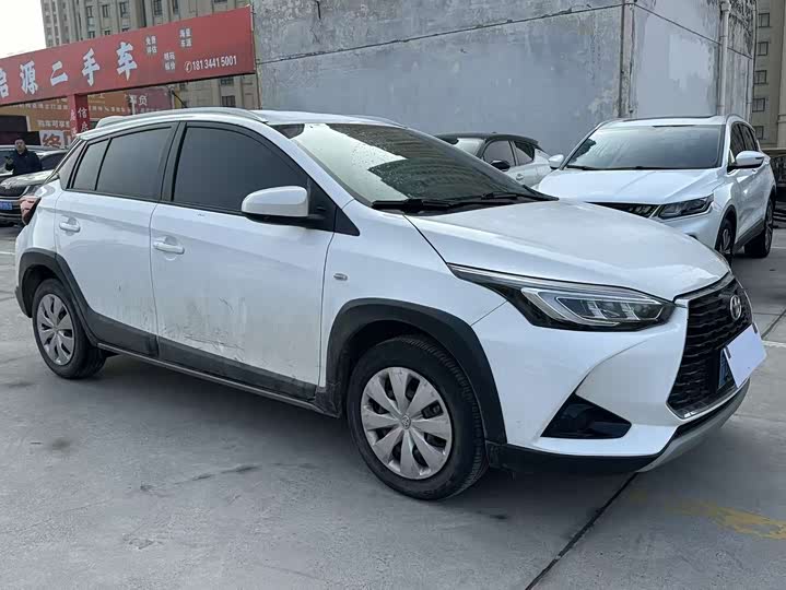 Фото 3 - Toyota Yaris L Hatchback