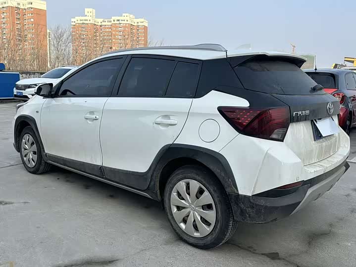 Фото 4 - Toyota Yaris L Hatchback