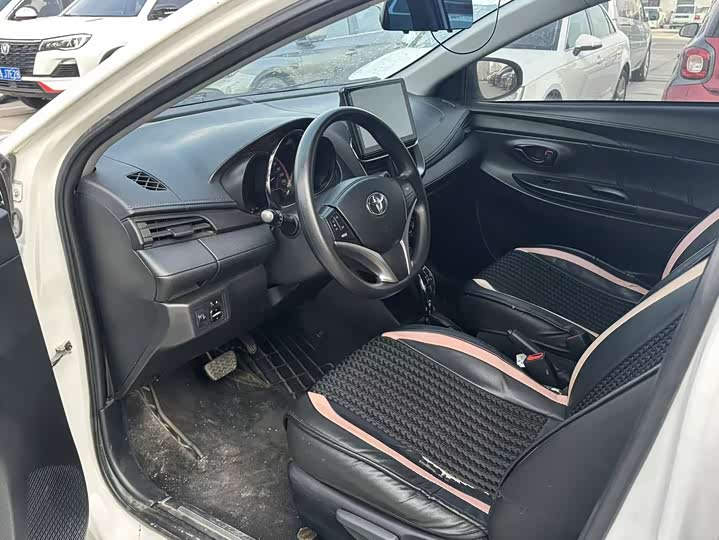 Фото 7 - Toyota Yaris L Hatchback