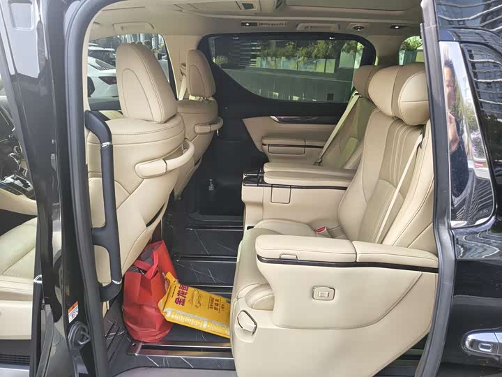 Фото 4 - Toyota Alphard