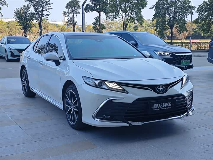 Фото 3 - Toyota Camry