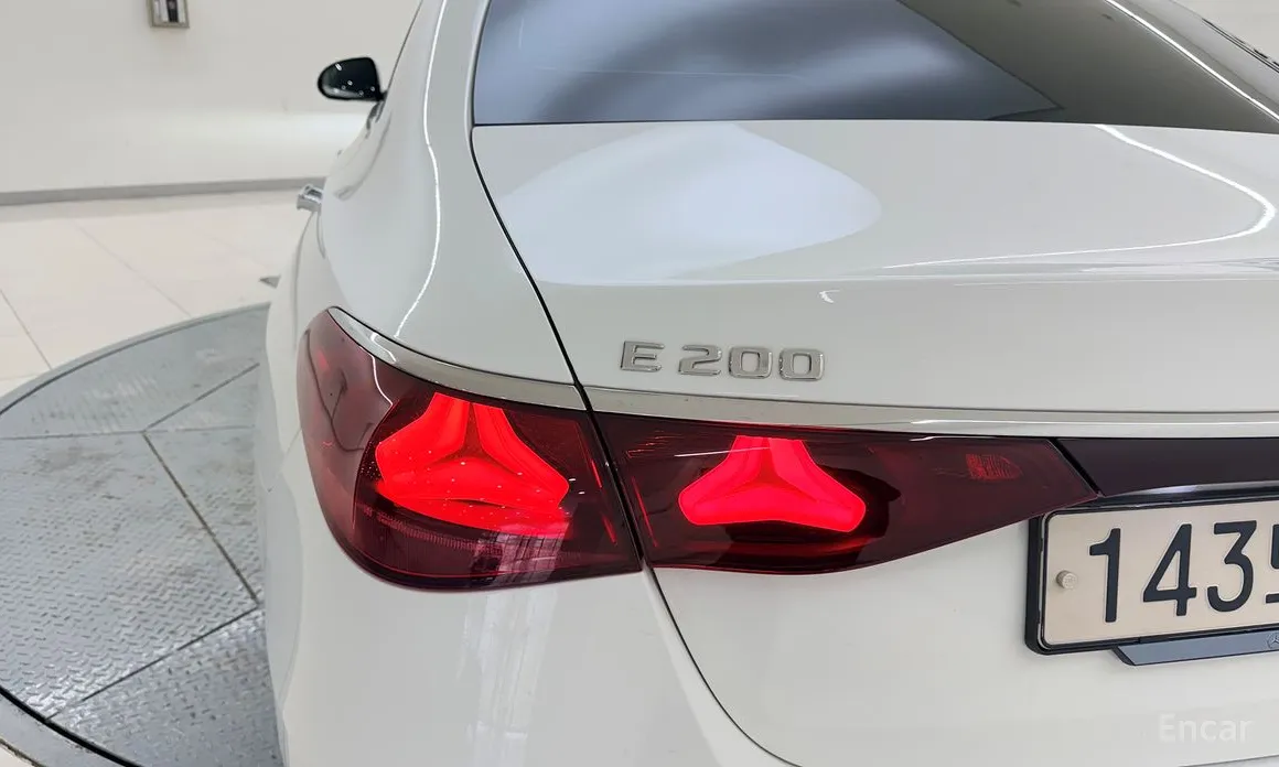 Фото 11 - Mercedes-Benz E-Class