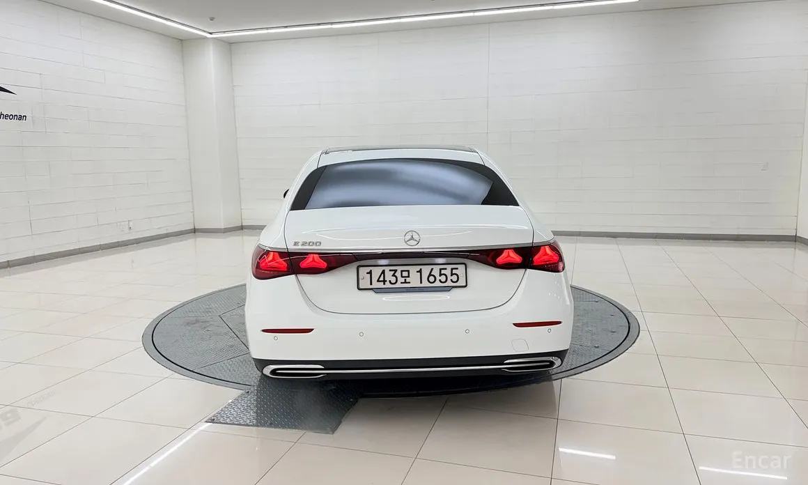 Фото 4 - Mercedes-Benz E-Class