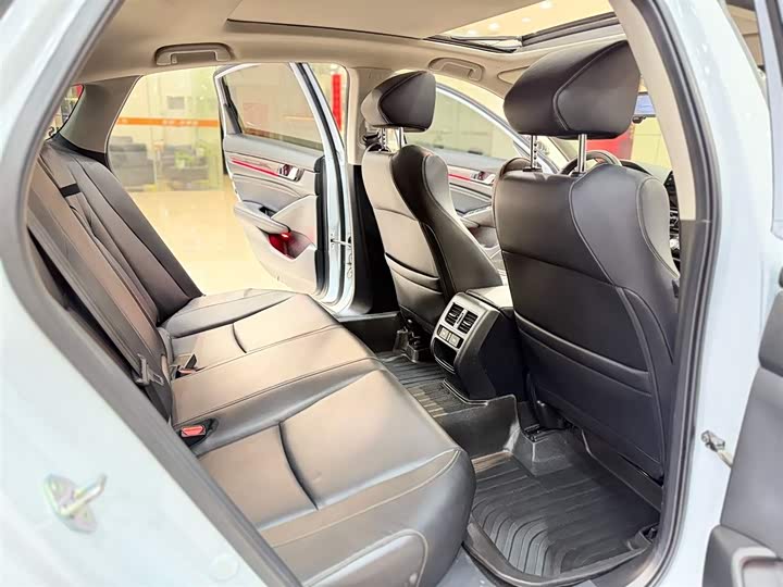 Фото 4 - Honda Accord