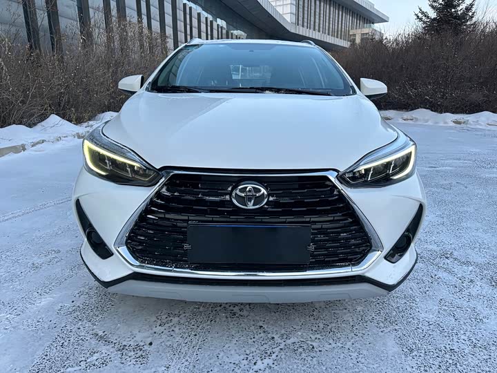 Фото 2 - Toyota Yaris L Hatchback