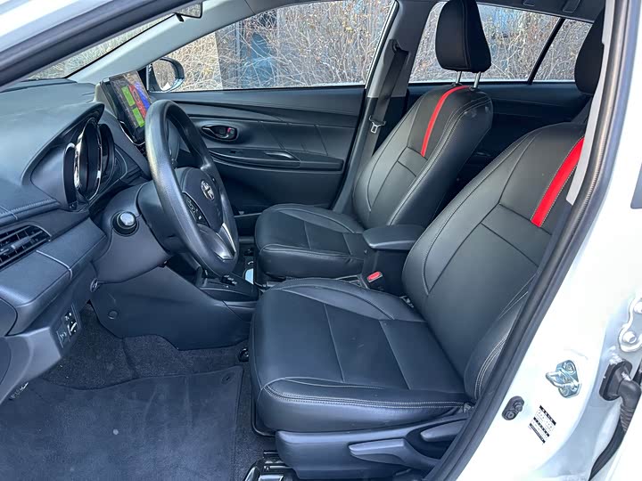 Фото 4 - Toyota Yaris L Hatchback