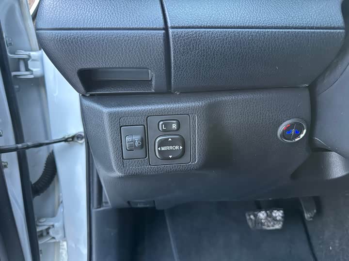 Фото 6 - Toyota Yaris L Hatchback