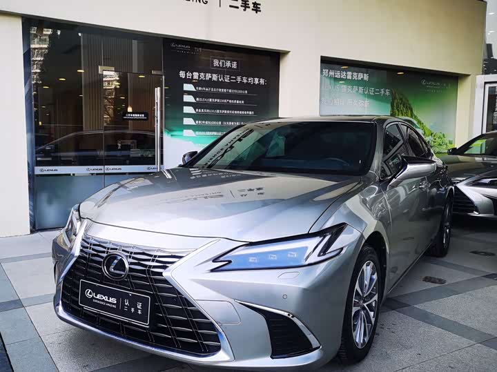 Фото 1 - Lexus ES