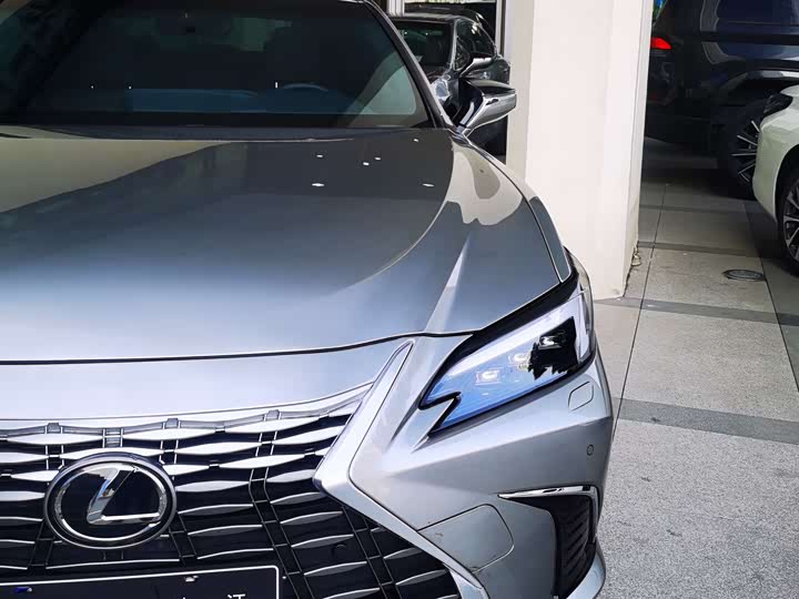 Фото 3 - Lexus ES