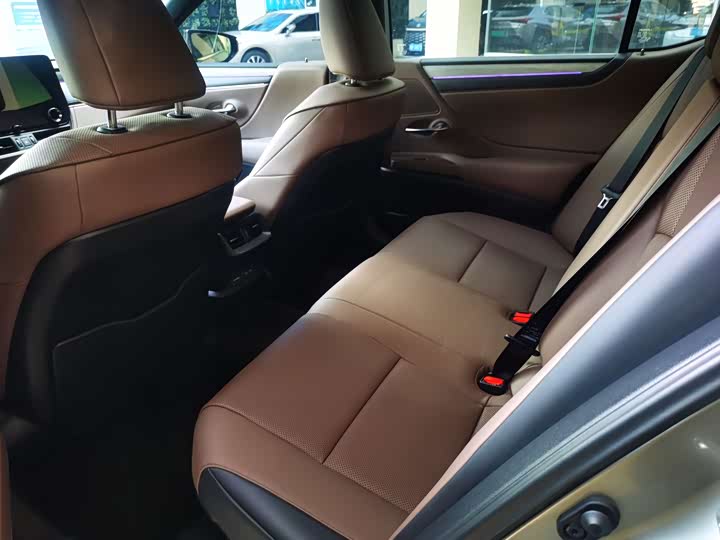 Фото 6 - Lexus ES