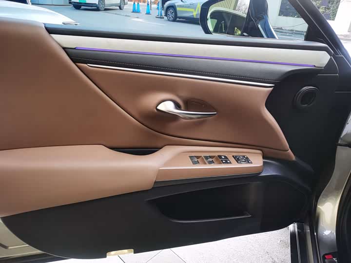 Фото 8 - Lexus ES