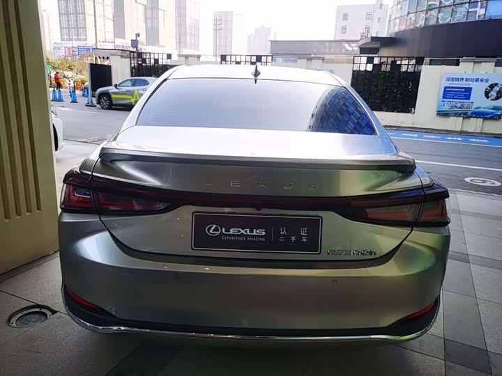 Фото 9 - Lexus ES