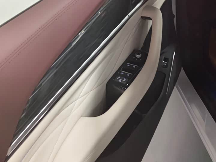 Фото 9 - Geely Monjaro