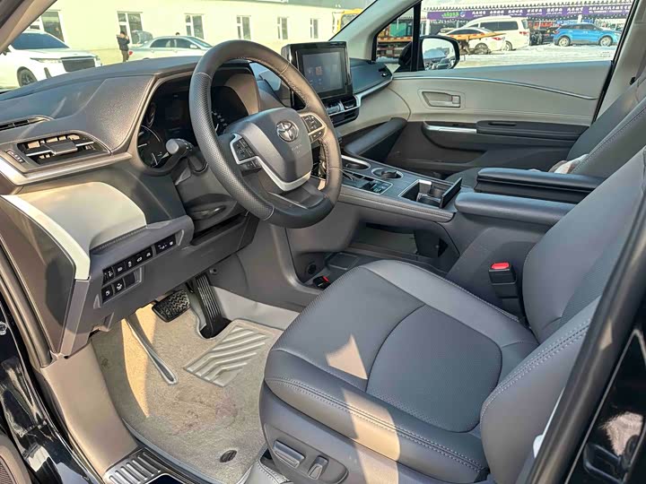 Фото 4 - Toyota Sienna