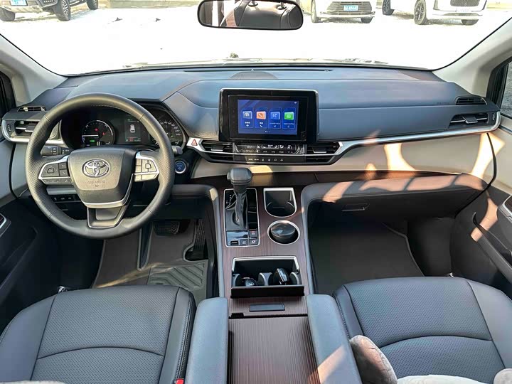 Фото 6 - Toyota Sienna