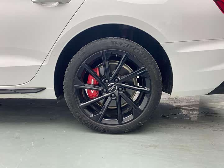 Фото 9 - Audi A4L