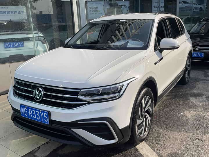 Фото 1 - Volkswagen Tiguan L Pro