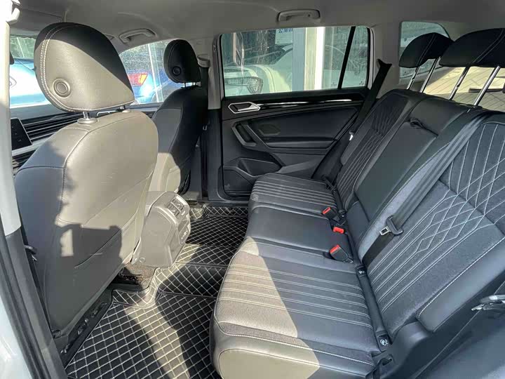 Фото 8 - Volkswagen Tiguan L Pro