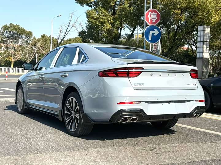Фото 4 - Geely Preface