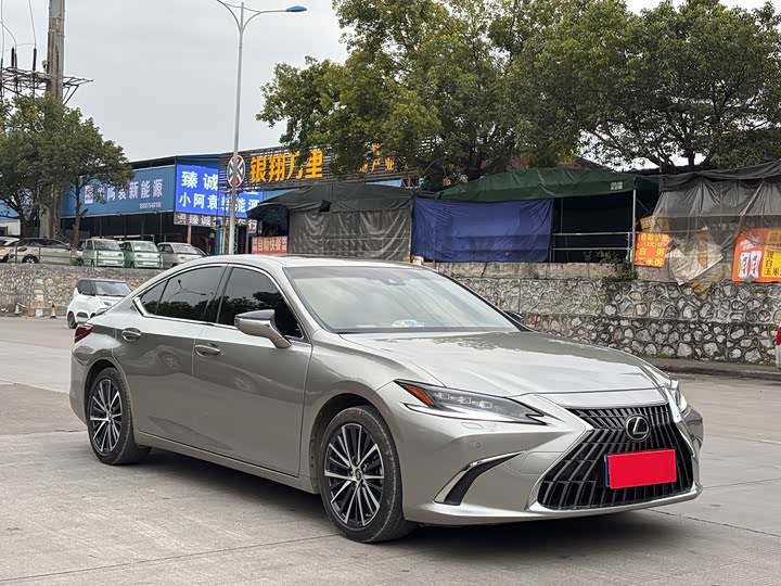 Фото 1 - Lexus ES