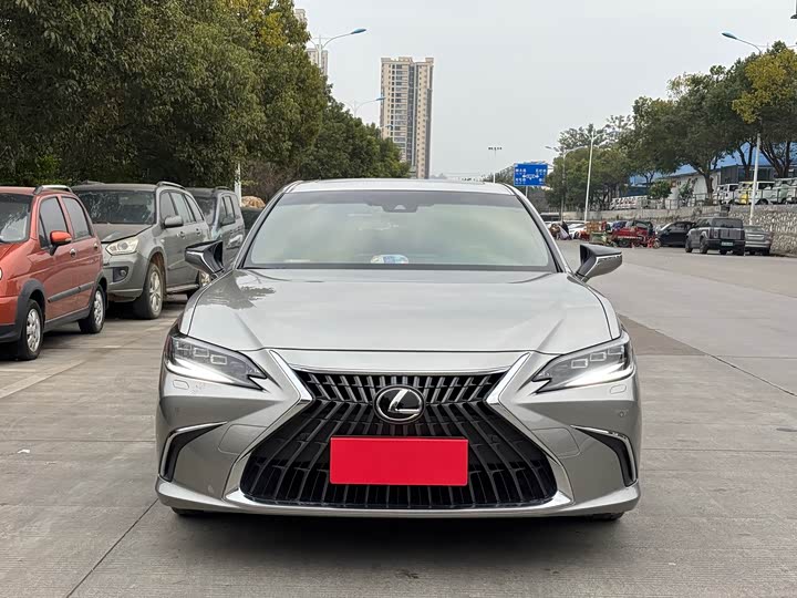 Фото 2 - Lexus ES