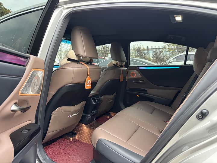 Фото 6 - Lexus ES